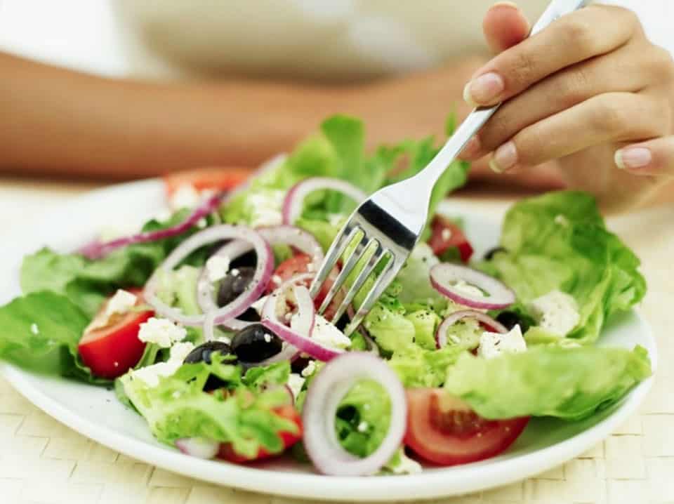 Eating-healthy-salads-with-a-fork